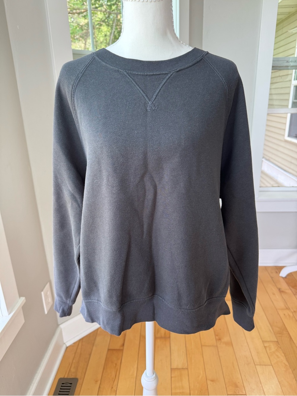 Old Navy Charcoal Crewneck Sweatshirt Size Large